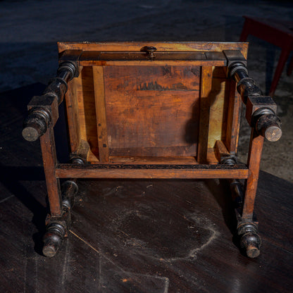 Tavolino basso in legno tinto ebano con cassetto e piedi torniti Italia 1930