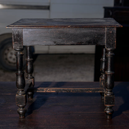 Tavolino basso in legno tinto ebano con cassetto e piedi torniti Italia 1930