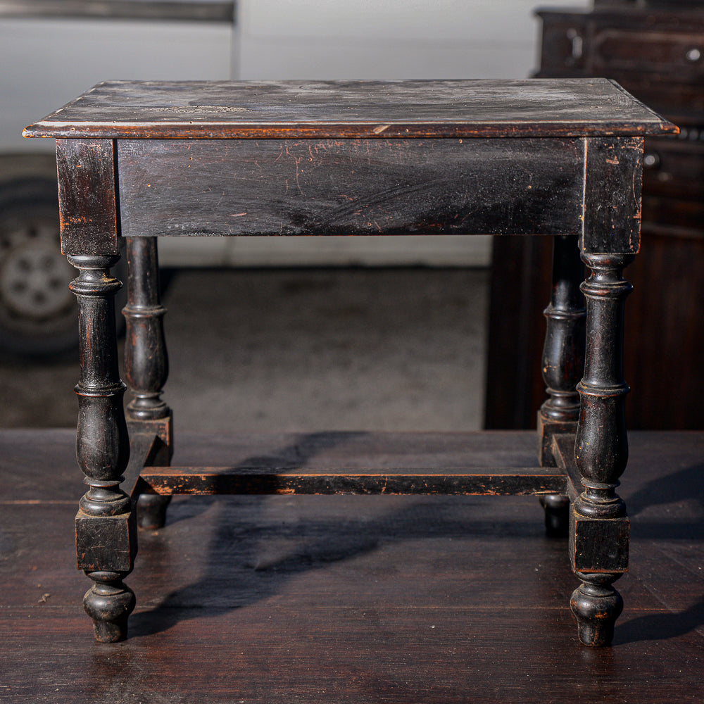 Tavolino basso in legno tinto ebano con cassetto e piedi torniti Italia 1930