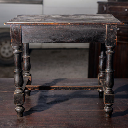 Tavolino basso in legno tinto ebano con cassetto e piedi torniti Italia 1930
