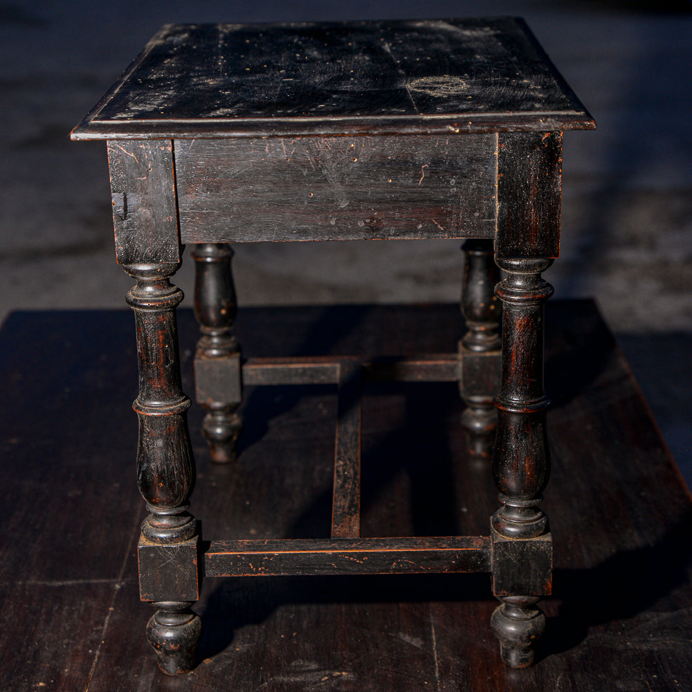 Tavolino basso in legno tinto ebano con cassetto e piedi torniti Italia 1930