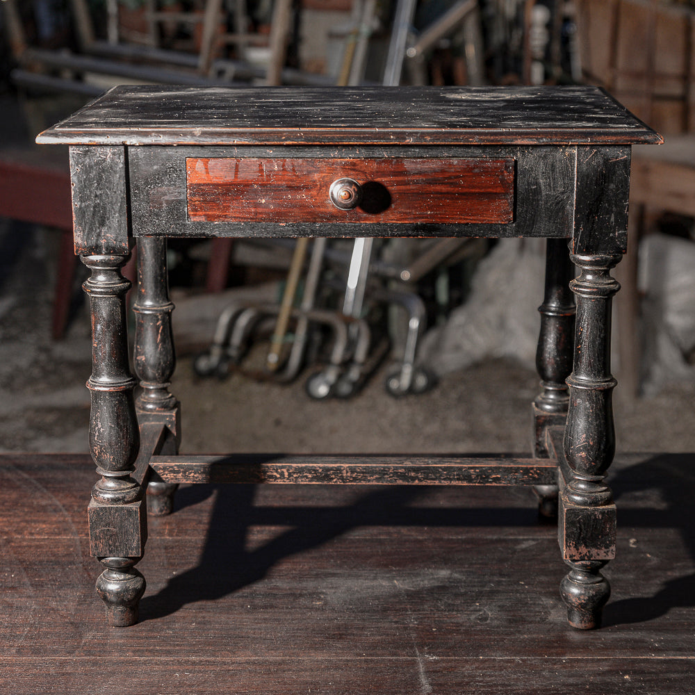 Tavolino basso in legno tinto ebano con cassetto e piedi torniti Italia 1930