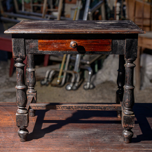 Tavolino basso in legno tinto ebano con cassetto e piedi torniti Italia 1930