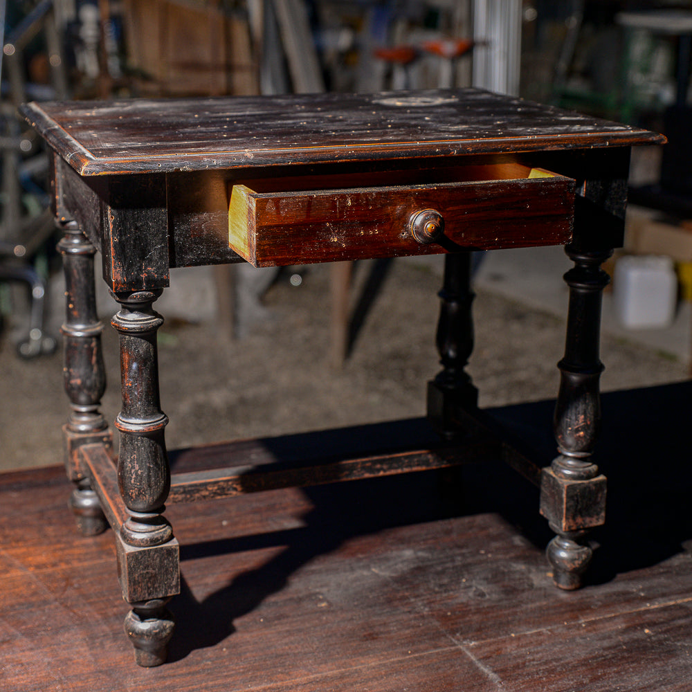 Tavolino basso in legno tinto ebano con cassetto e piedi torniti Italia 1930