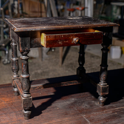 Tavolino basso in legno tinto ebano con cassetto e piedi torniti Italia 1930