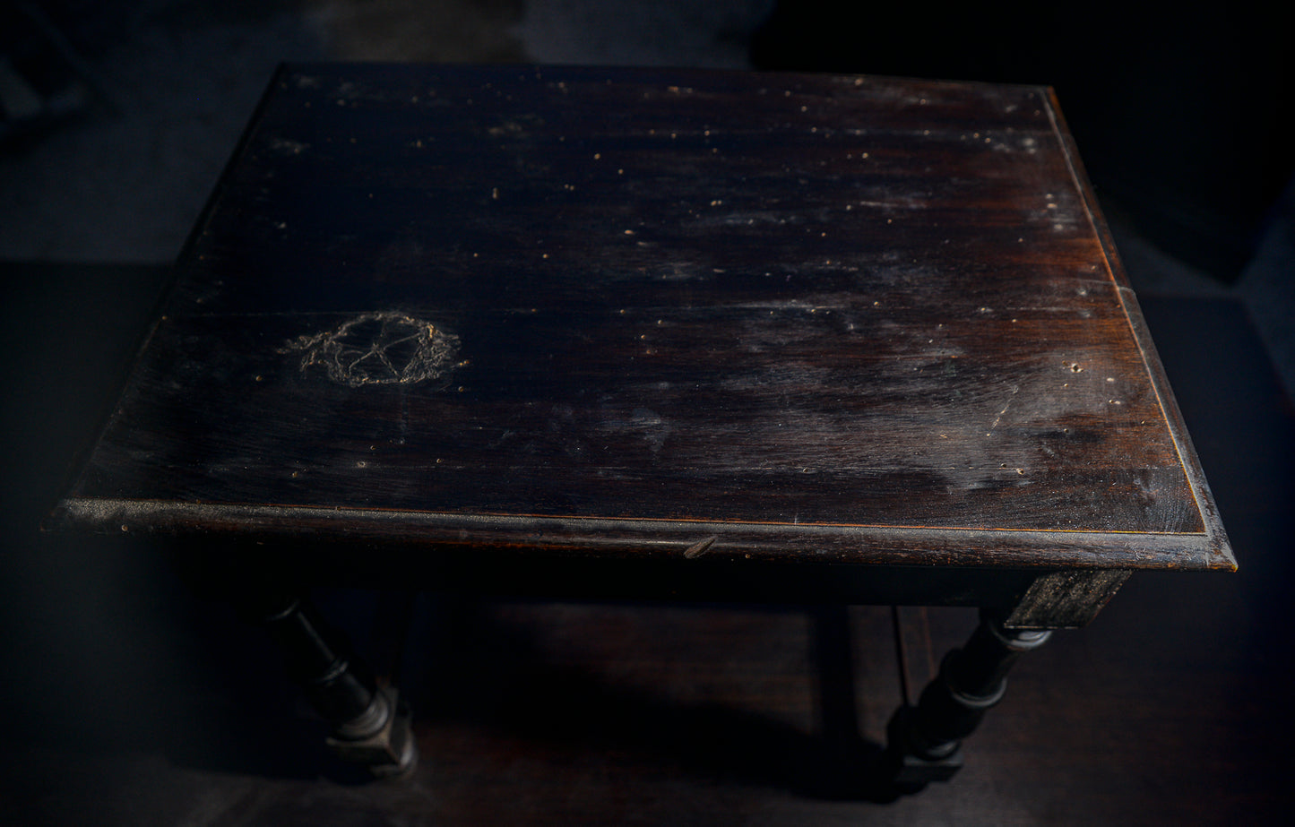 Tavolino basso in legno tinto ebano con cassetto e piedi torniti Italia 1930