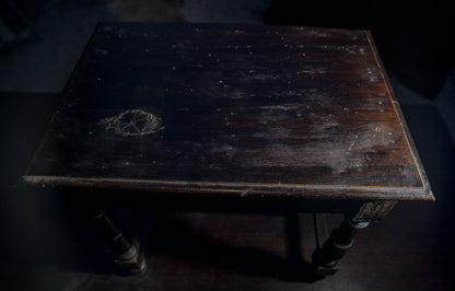 Tavolino basso in legno tinto ebano con cassetto e piedi torniti Italia 1930