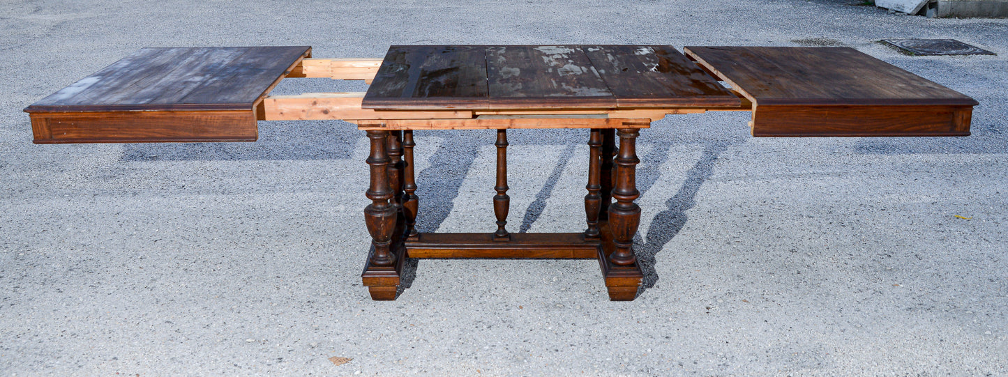 Tavolo liberty  in noce allungabile epoca primo 900