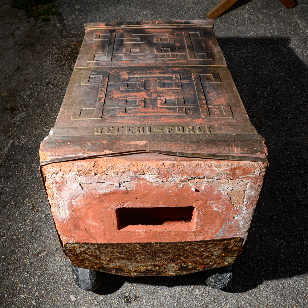 Stufa in terracotta marcata Becchi Forli Italia epoca Liberty