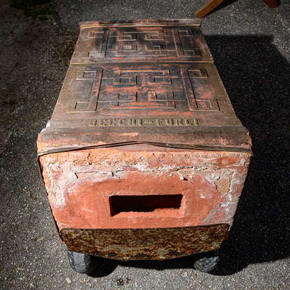 Stufa in terracotta marcata Becchi Forli Italia epoca Liberty
