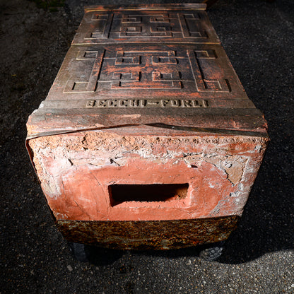 Stufa in terracotta marcata Becchi Forli Italia epoca Liberty