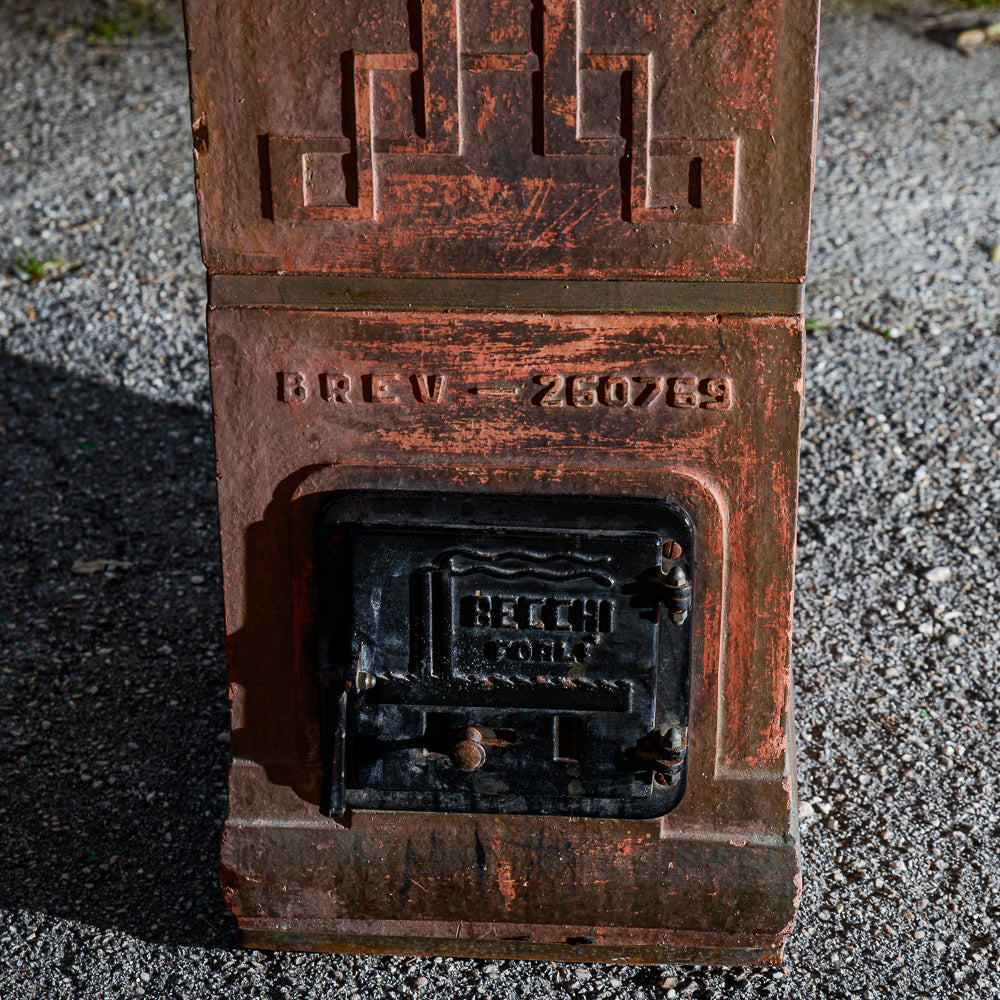 Stufa in terracotta marcata Becchi Forli Italia epoca Liberty