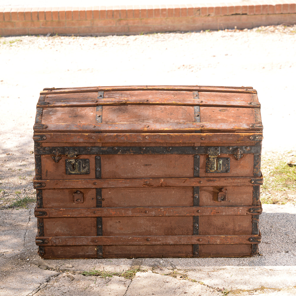 Baule da viaggio marrone con coperchio a schiena d'asino Italia epoca primo 900