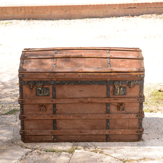 Baule da viaggio marrone con coperchio a schiena d'asino Italia epoca primo 900