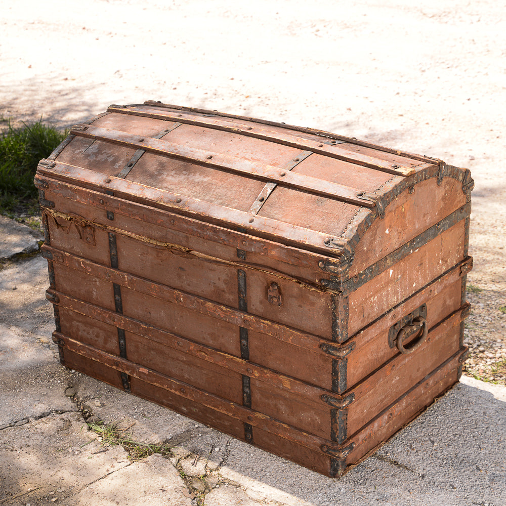 Baule da viaggio marrone con coperchio a schiena d'asino Italia epoca primo 900