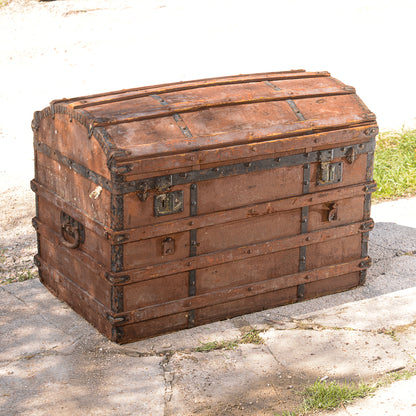 Baule da viaggio marrone con coperchio a schiena d'asino Italia epoca primo 900