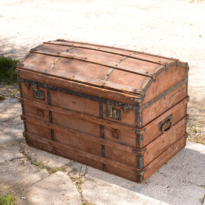 Baule da viaggio marrone con coperchio a schiena d'asino Italia epoca primo 900