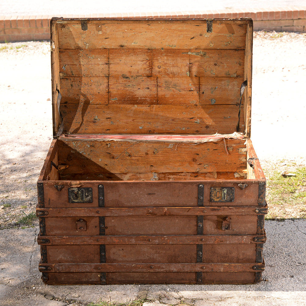 Baule da viaggio marrone con coperchio a schiena d'asino Italia epoca primo 900