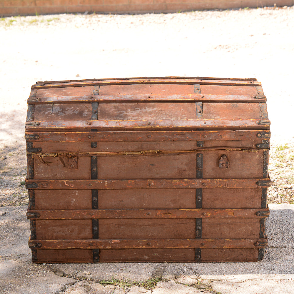 Baule da viaggio marrone con coperchio a schiena d'asino Italia epoca primo 900