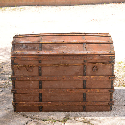 Baule da viaggio marrone con coperchio a schiena d'asino Italia epoca primo 900