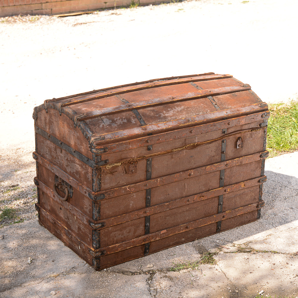 Baule da viaggio marrone con coperchio a schiena d'asino Italia epoca primo 900