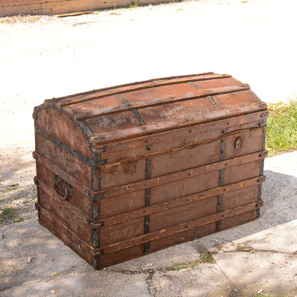 Baule da viaggio marrone con coperchio a schiena d'asino Italia epoca primo 900