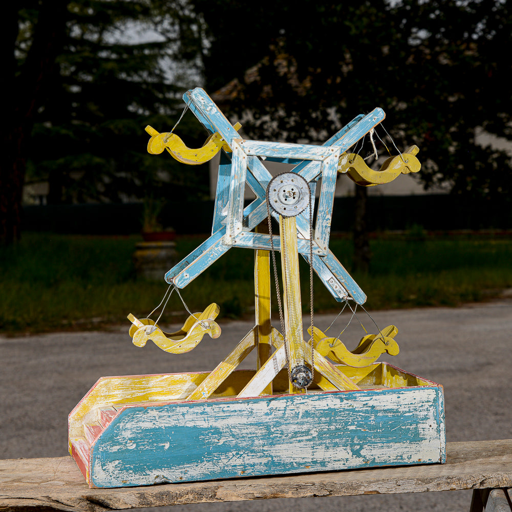 Giostrina in legno con meccanismo a catena in legno laccato epoca 900