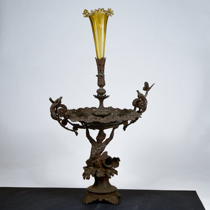 centrotavola in metallo con decori vaso in vetro soffiato decori tritone amorini fiori e farfalle