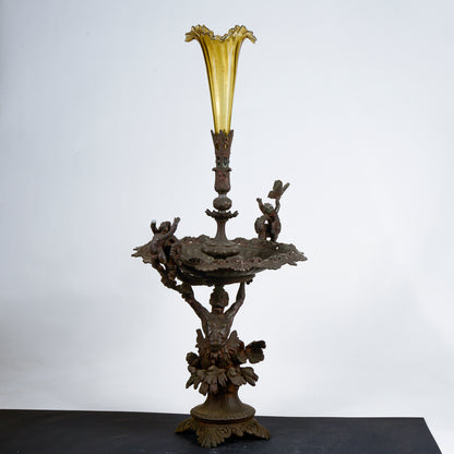 centrotavola in metallo con decori vaso in vetro soffiato decori tritone amorini fiori e farfalle