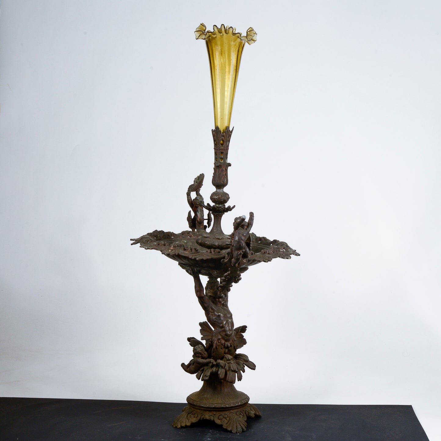 centrotavola in metallo con decori vaso in vetro soffiato decori tritone amorini fiori e farfalle