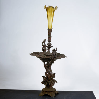 centrotavola in metallo con decori vaso in vetro soffiato decori tritone amorini fiori e farfalle