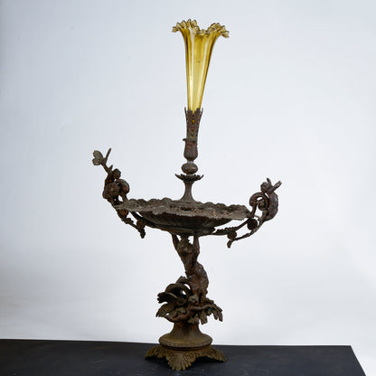 centrotavola in metallo con decori vaso in vetro soffiato decori tritone amorini fiori e farfalle