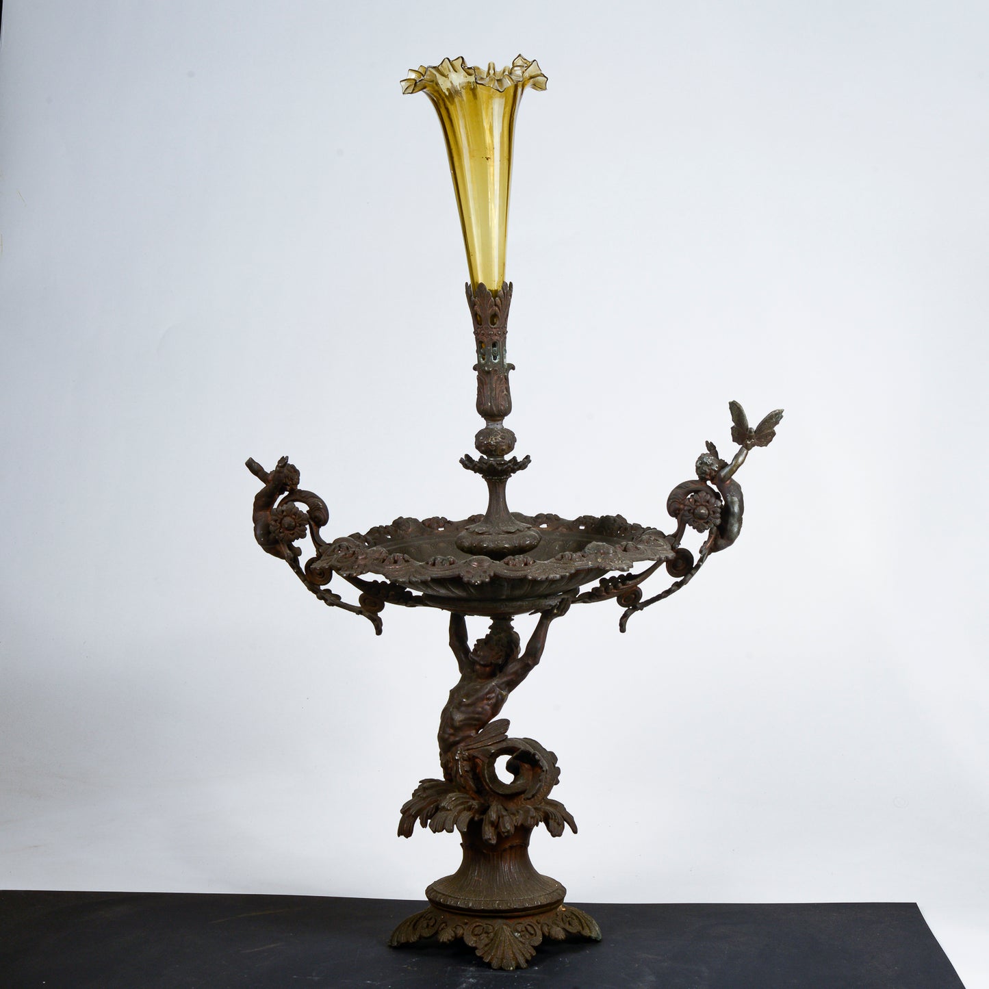 centrotavola in metallo con decori vaso in vetro soffiato decori tritone amorini fiori e farfalle