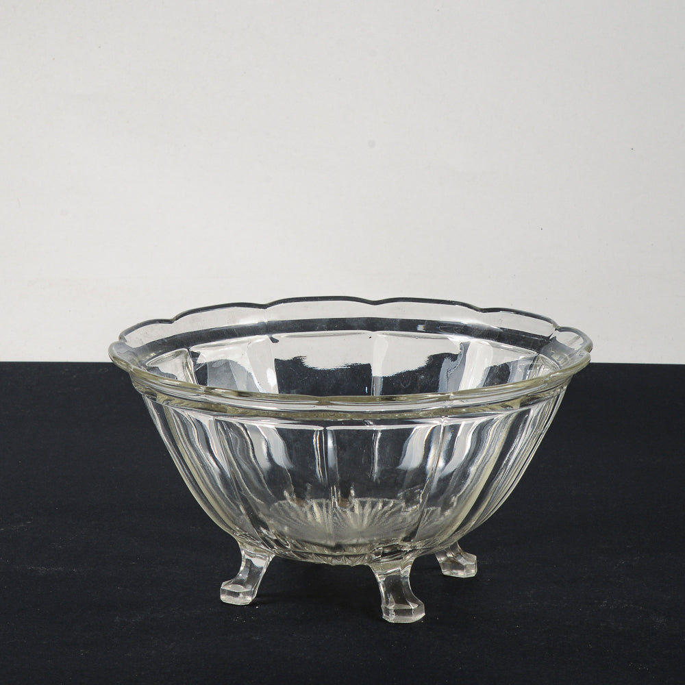 Ciotola in vetro lavorato con 4 piedini