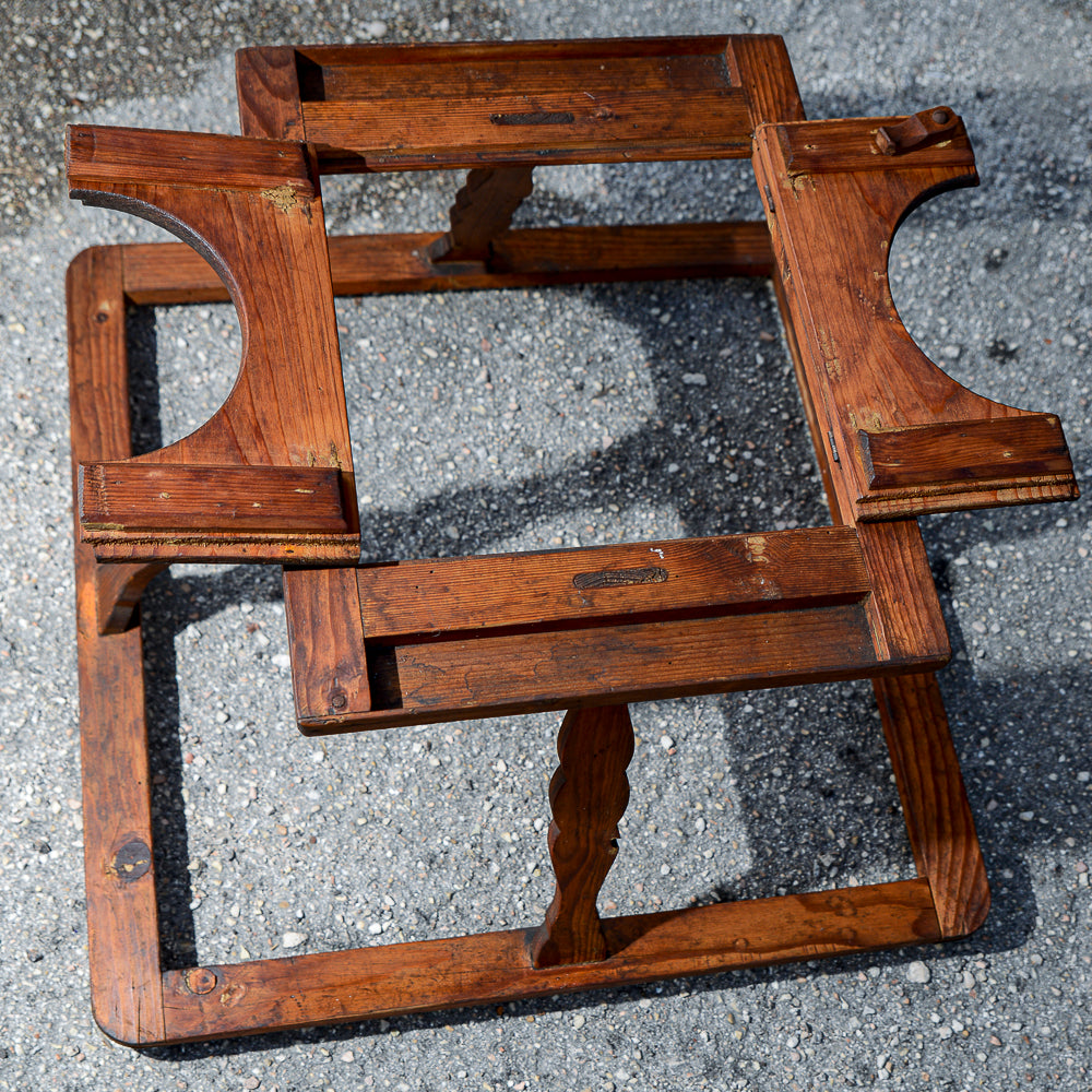 Girello per bambini costruito in legno di di abete epoca 800
