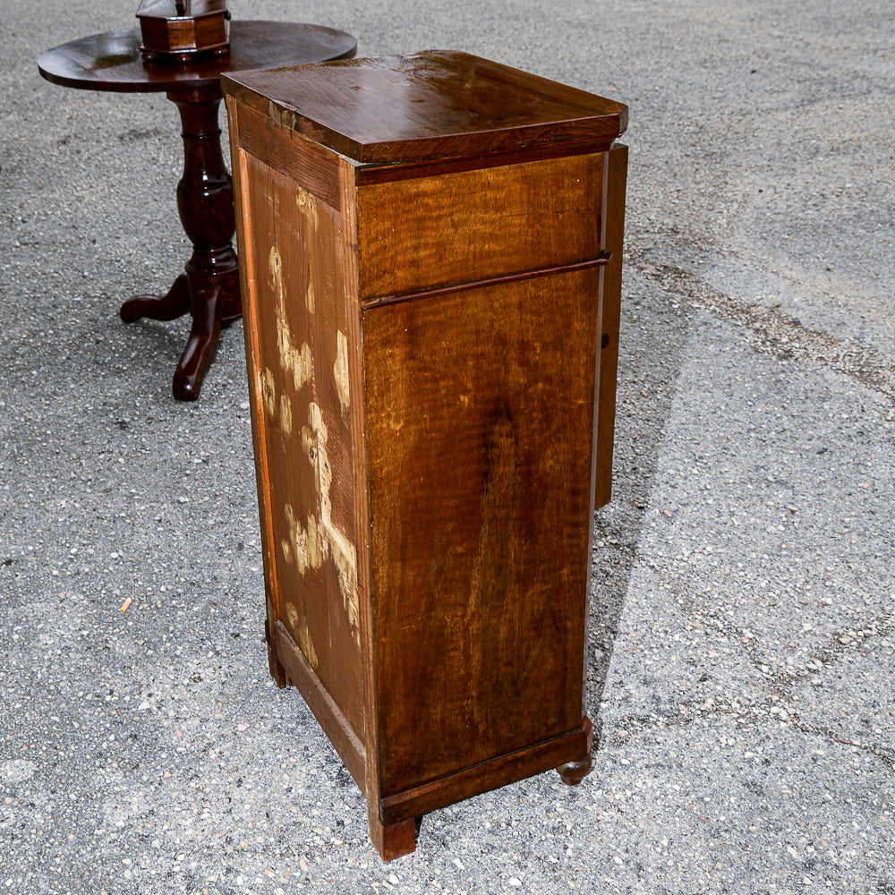 Comodino singolo in noce con piedini torniti Italia epoca 800