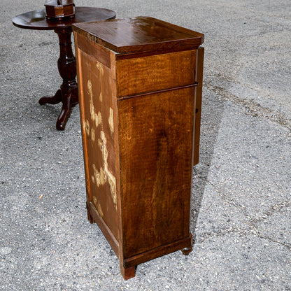 Comodino singolo in noce con piedini torniti Italia epoca 800