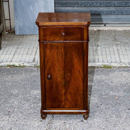 Comodino singolo in noce con piedini torniti Italia epoca 800