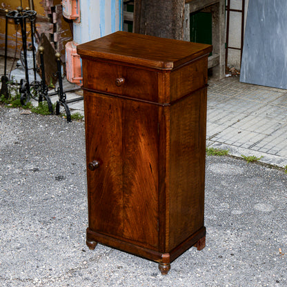 Comodino singolo in noce con piedini torniti Italia epoca 800
