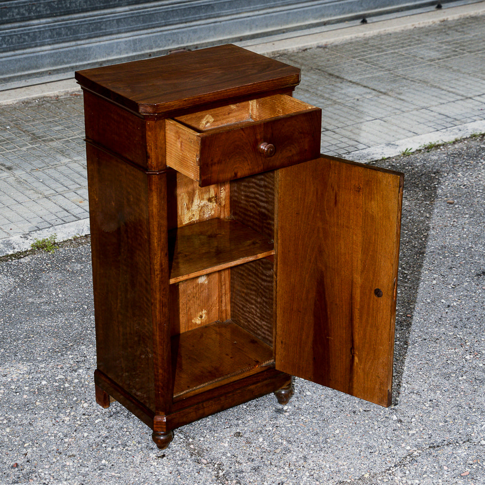 Comodino singolo in noce con piedini torniti Italia epoca 800