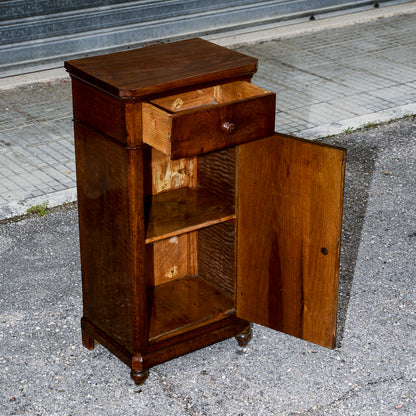 Comodino singolo in noce con piedini torniti Italia epoca 800