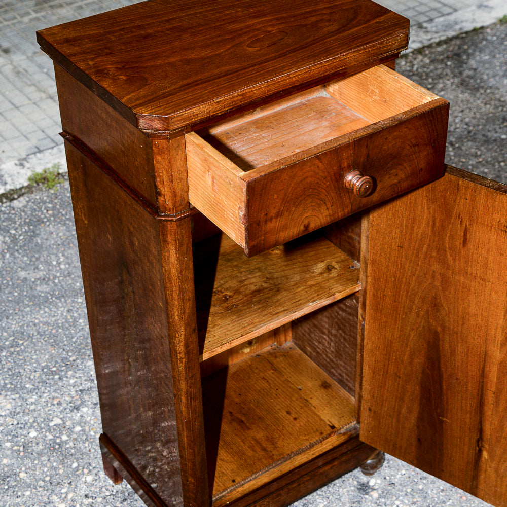 Comodino singolo in noce con piedini torniti Italia epoca 800
