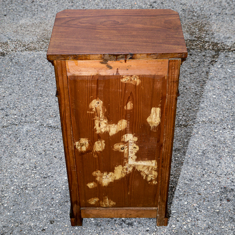 Comodino singolo in noce con piedini torniti Italia epoca 800