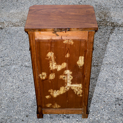 Comodino singolo in noce con piedini torniti Italia epoca 800