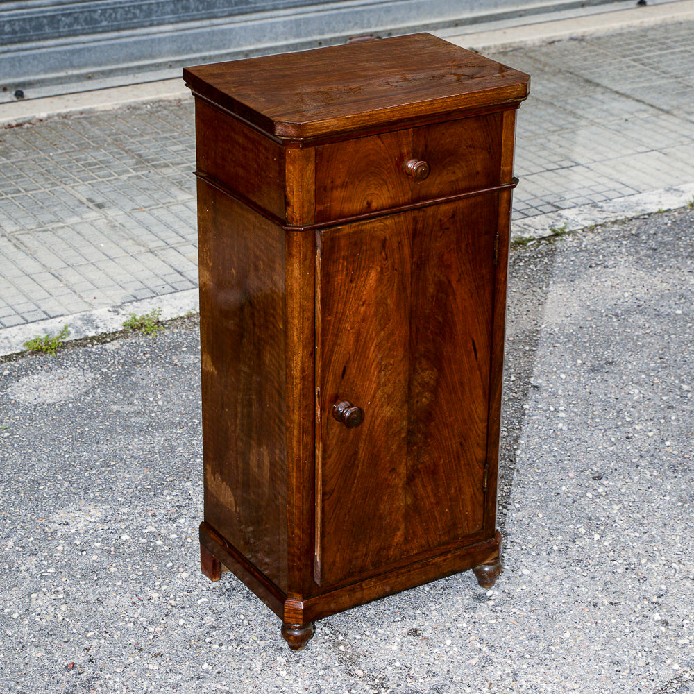 Comodino singolo in noce con piedini torniti Italia epoca 800