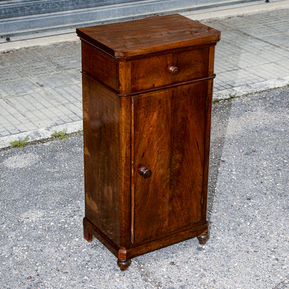 Comodino singolo in noce con piedini torniti Italia epoca 800
