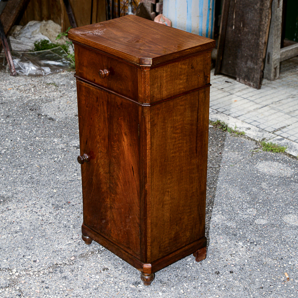 Comodino singolo in noce con piedini torniti Italia epoca 800