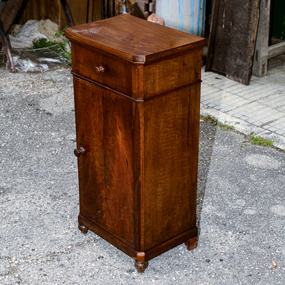 Comodino singolo in noce con piedini torniti Italia epoca 800