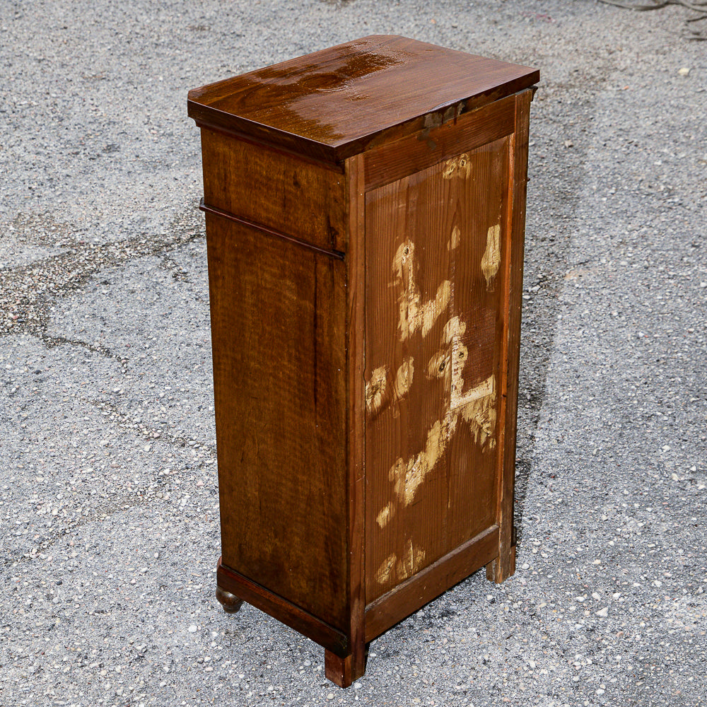 Comodino singolo in noce con piedini torniti Italia epoca 800