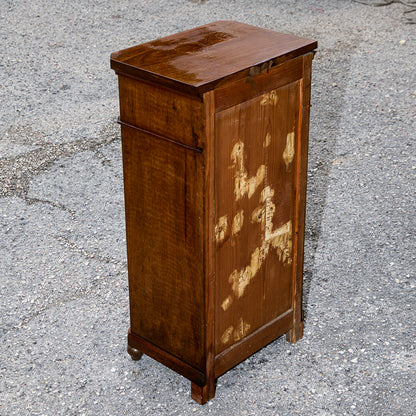 Comodino singolo in noce con piedini torniti Italia epoca 800